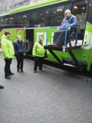 Bild zeigt Bernhard Endres auf dem Hublift eines Fernlinienbusses