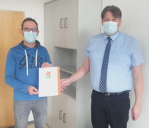 Bild zeigt Marco Volk und Dieter Gronbach von der Geschäftsstelle in Krautheim mit dem DZI Spendensiegel in der Hand