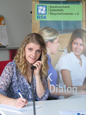 Bild zeigt blonde Frau am Telefonhörer
